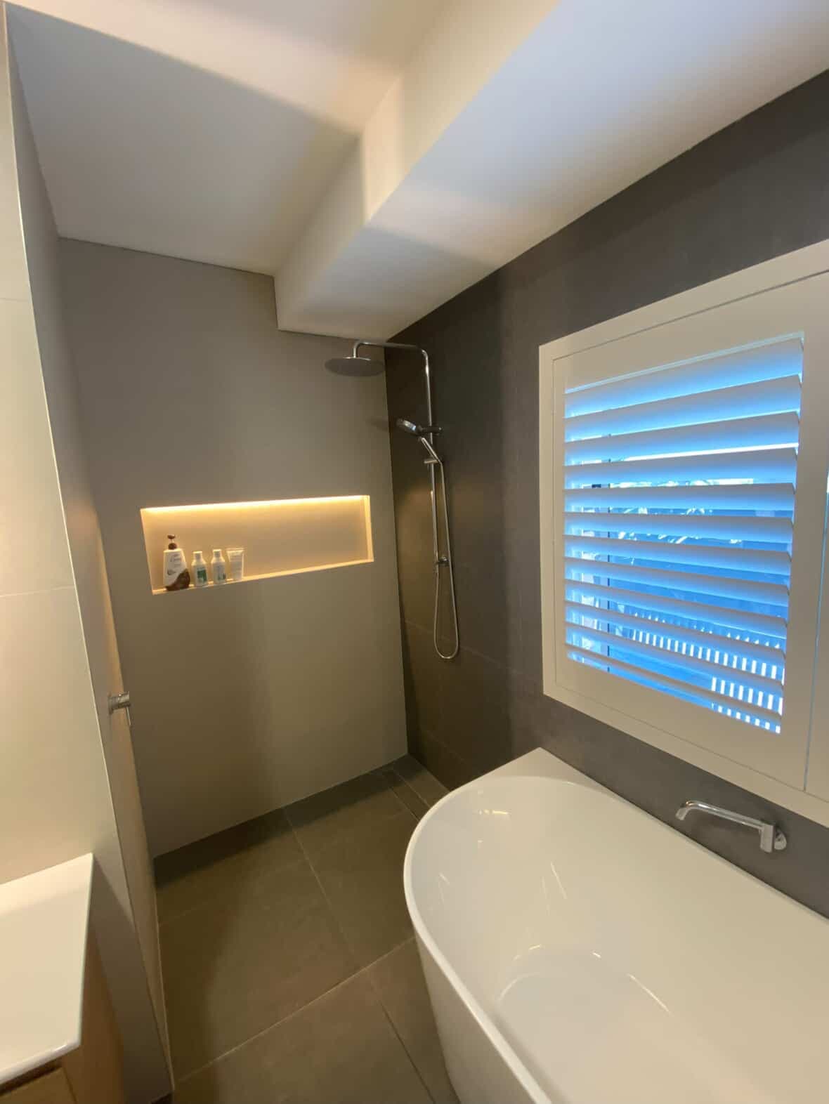 Minimalist bathroom tiling